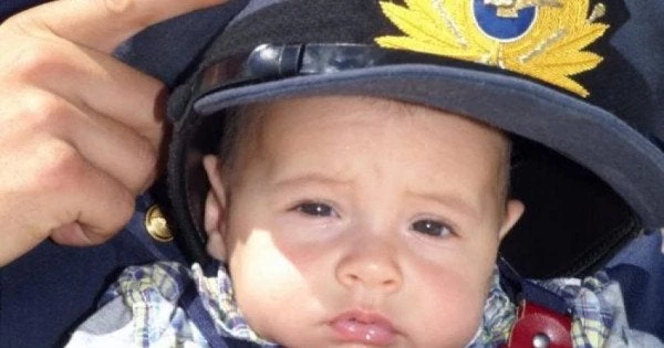 Γεννημένος Αεροπόρος! Ο πιτσιρικάς που γεννήθηκε σε Super Puma (βίντεο)